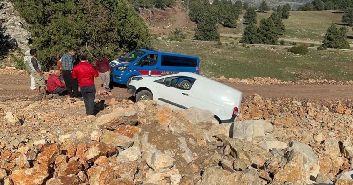 Araç askıda kaldı: Jandarma ve işçilerden engelli birey için kurtarma operasyonu