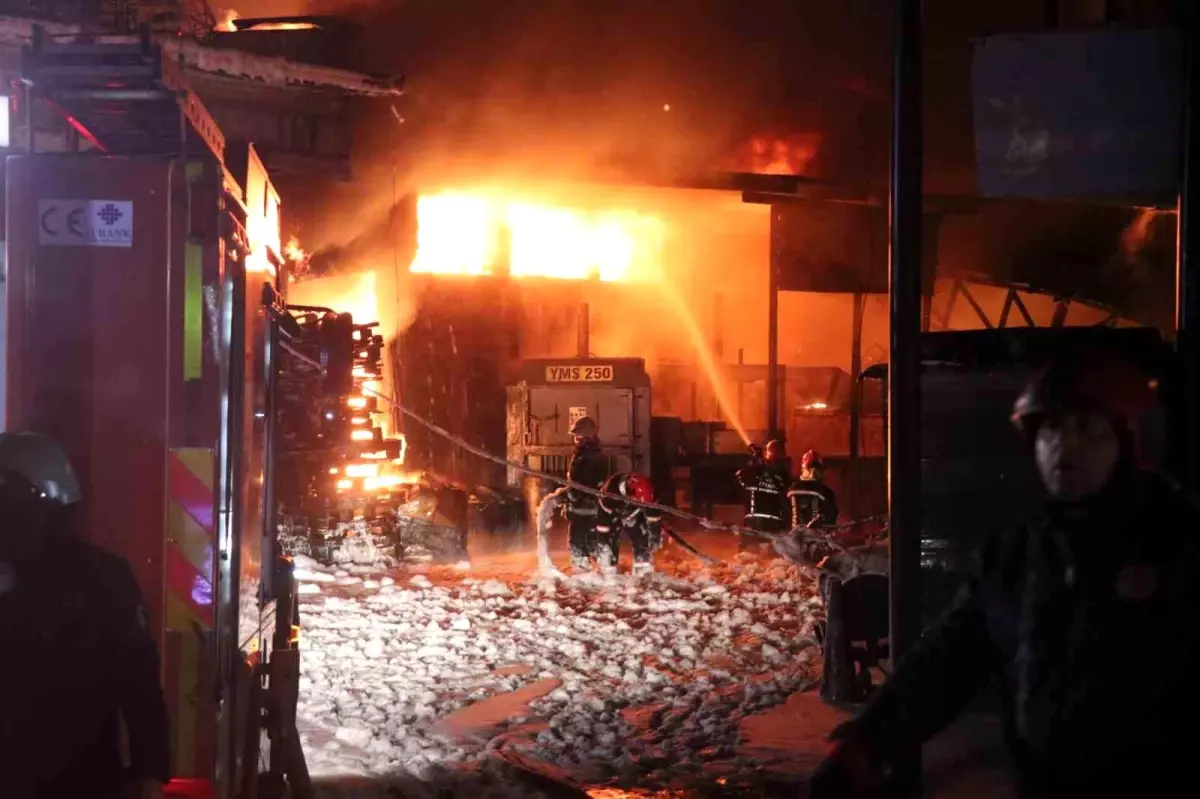 Sakarya’da Kauçuk Fabrikasında Yangın, 5 İş Yerini Etkiledi
