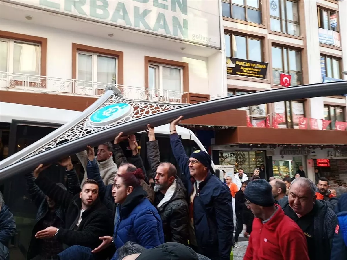 Karamürsel’de Cip Durağa Çarptı: 6 Yaralı