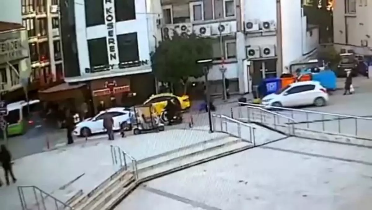 Karamürsel’de trafik kazası: Aydınlatma direği yayaların üzerine düştü