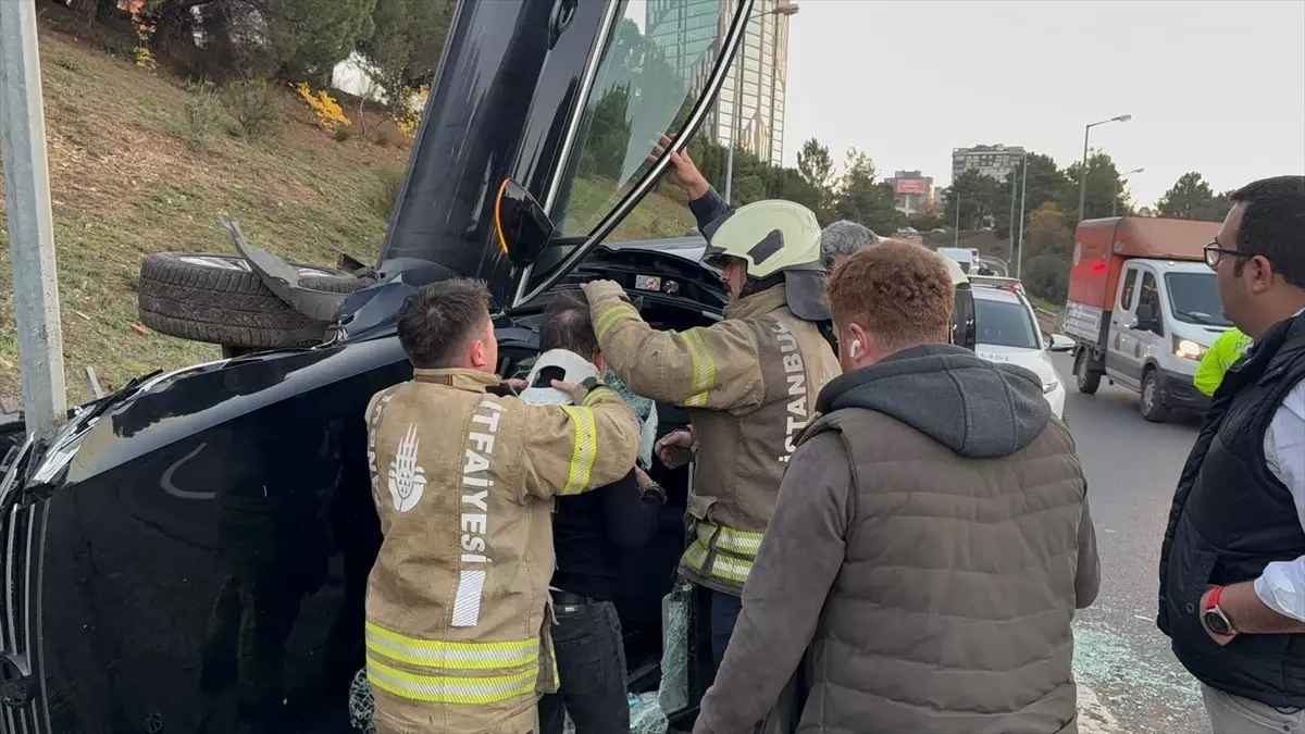 Ümraniye’de Takla Atan Aracın Sürücüsü Kurtarıldı
