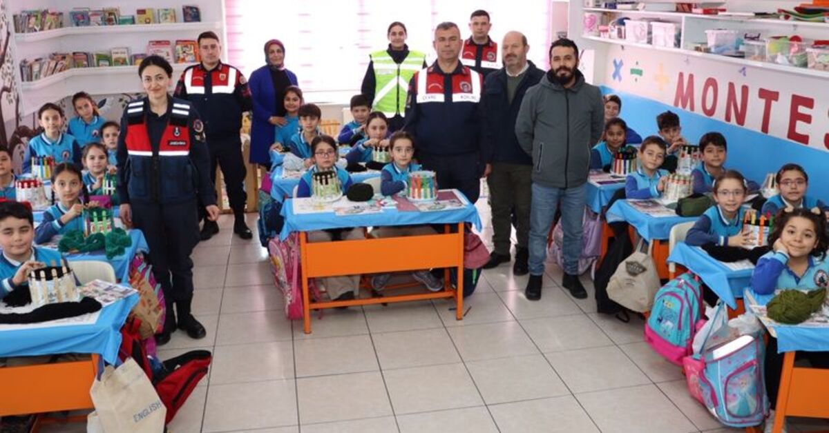 Kırşehir’de ilkokul öğrencileri, Mehmetçik’e mektup yazarak bere ve atkı gönderdi