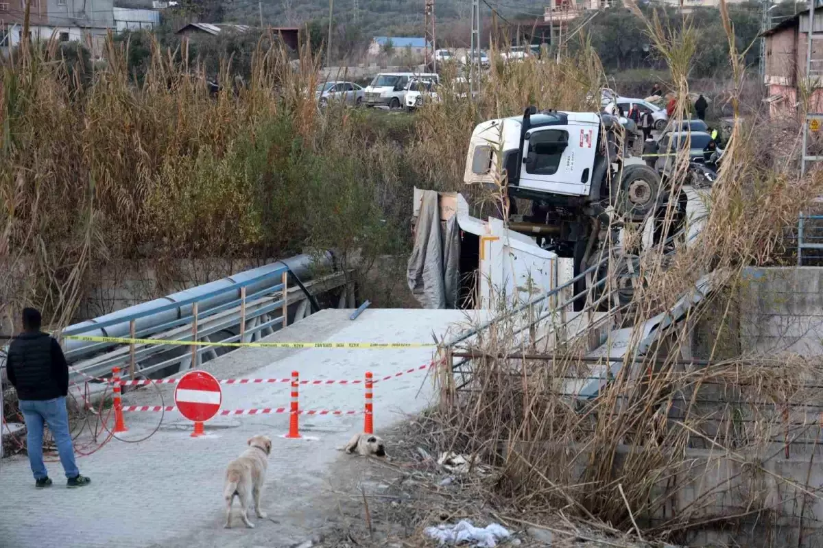 Antakya’da Köprü Çöktü, Kamyon Dereye Düştü