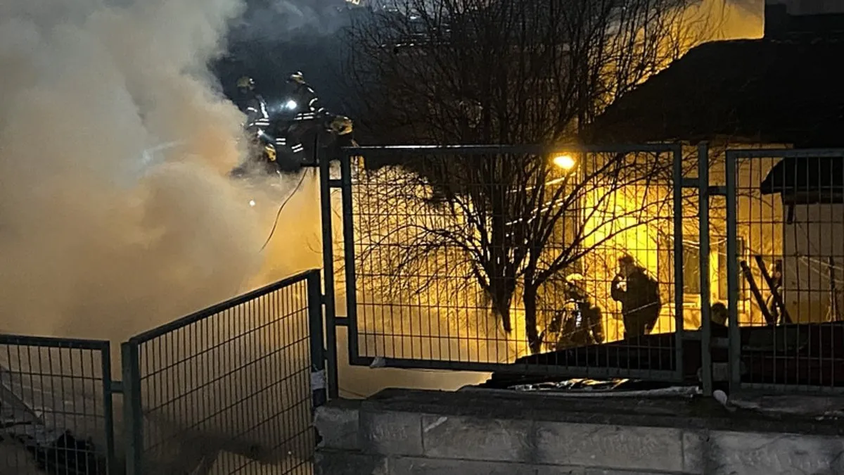 Beyoğlu’nda yangın paniği! Alevler çevredeki evlere de sıçradı