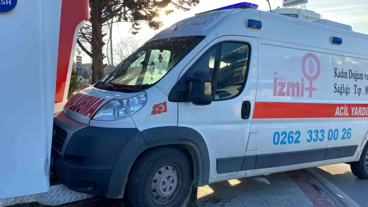 Kocaeli’de Ambulans ile Otomobil Çarpıştı