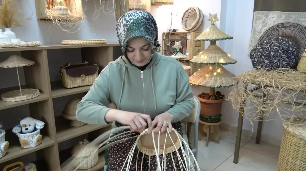 Erzincanlı Merve Aksun, Geleneksel Sepet Örme Sanatını Yaşatıyor