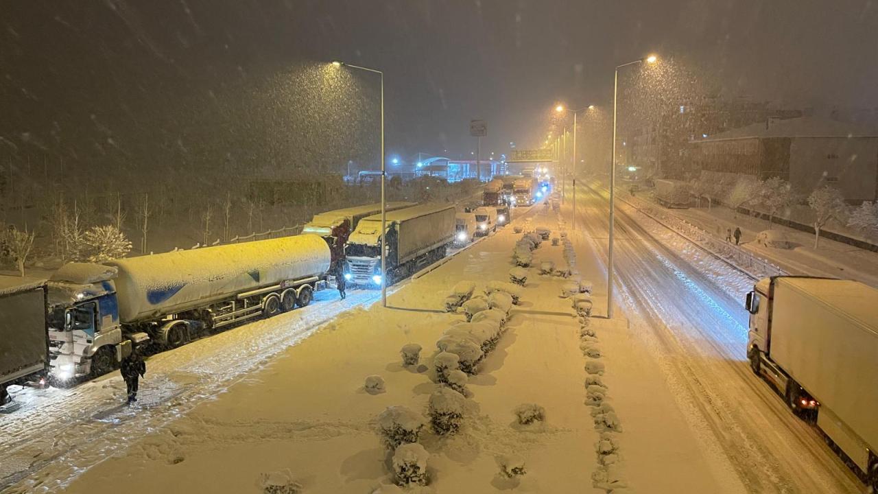 Karadeniz Sahil Yolu iki tırın çarpışması sonucu ulaşıma kapandı