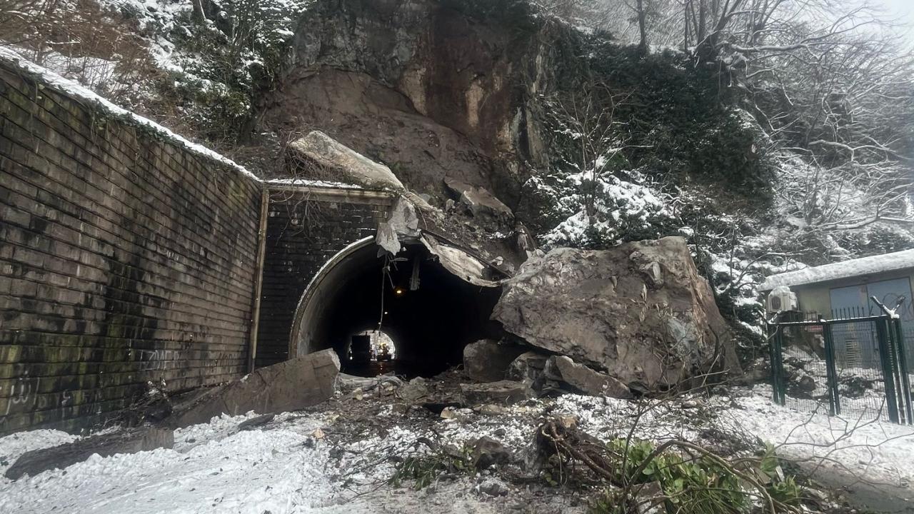 Karadeniz Sahil Yolu’nda heyelan