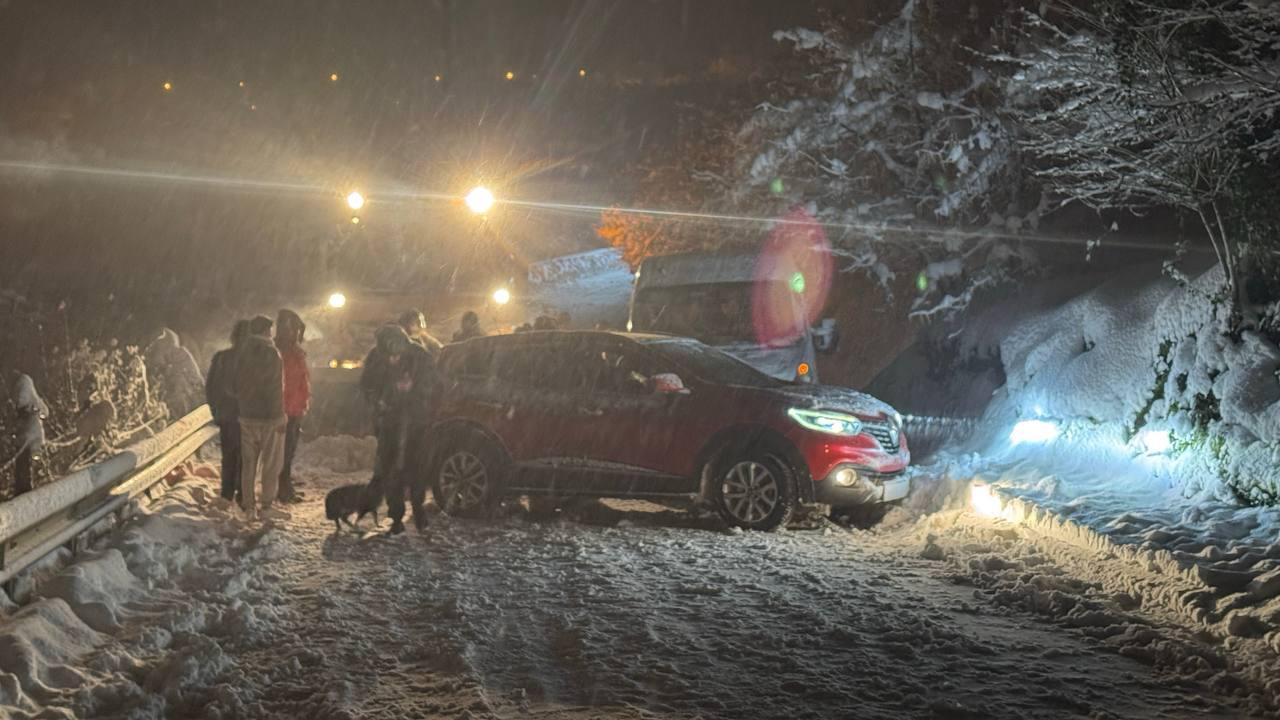 Sakarya’da kar yağışı etkili oldu, araçlar yollarda kaldı