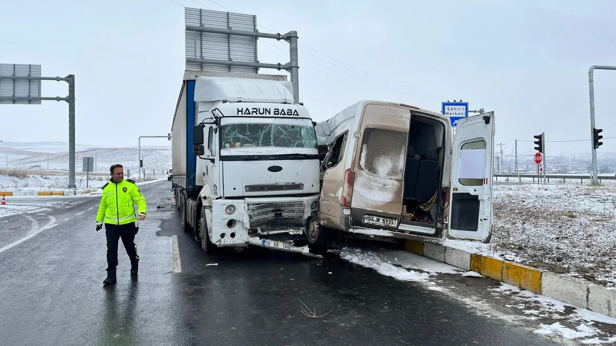 Tutak’ta tır ile minibüs çarpıştı: 8 yaralı