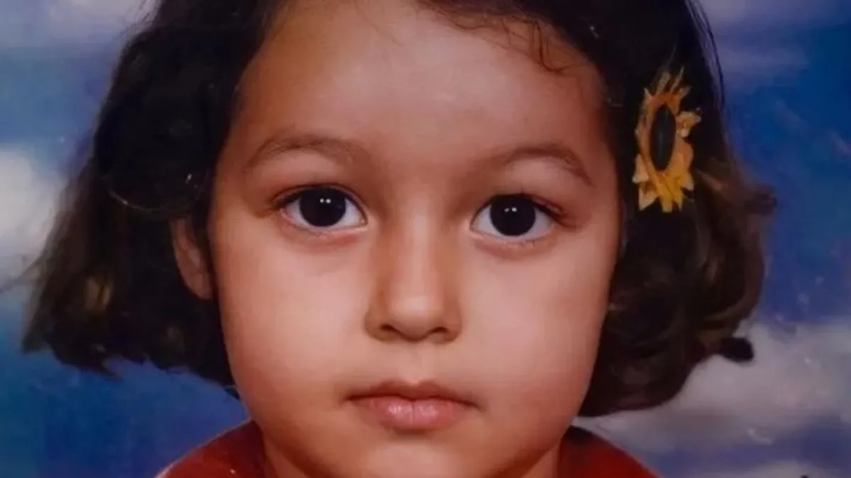 Koca gözleri ve kısa saçlarıyla bu minik kızı tanıyabildiniz mi? Şimdilerde ekranların en parlayan yıldızı!