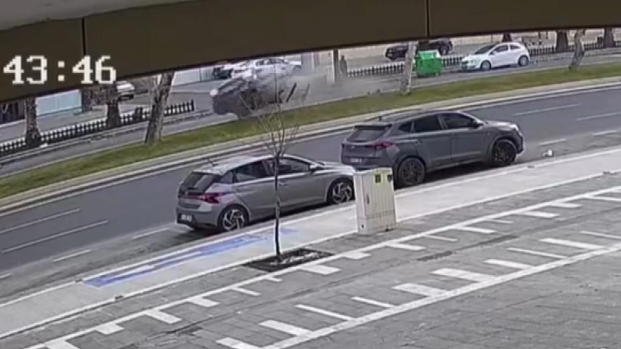 Kontrolden çıkan otomobil ağaca çarptı