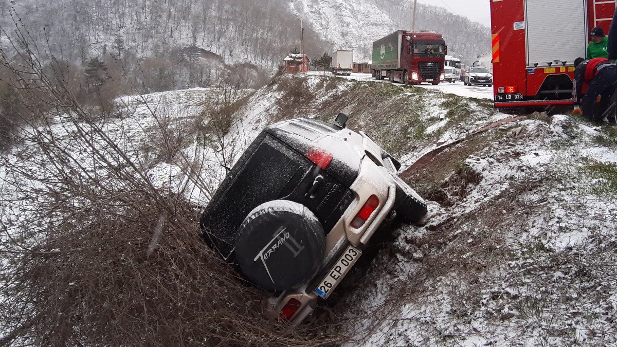 Bolu’da şarampole devrilen cip, ağaca takılarak durdu