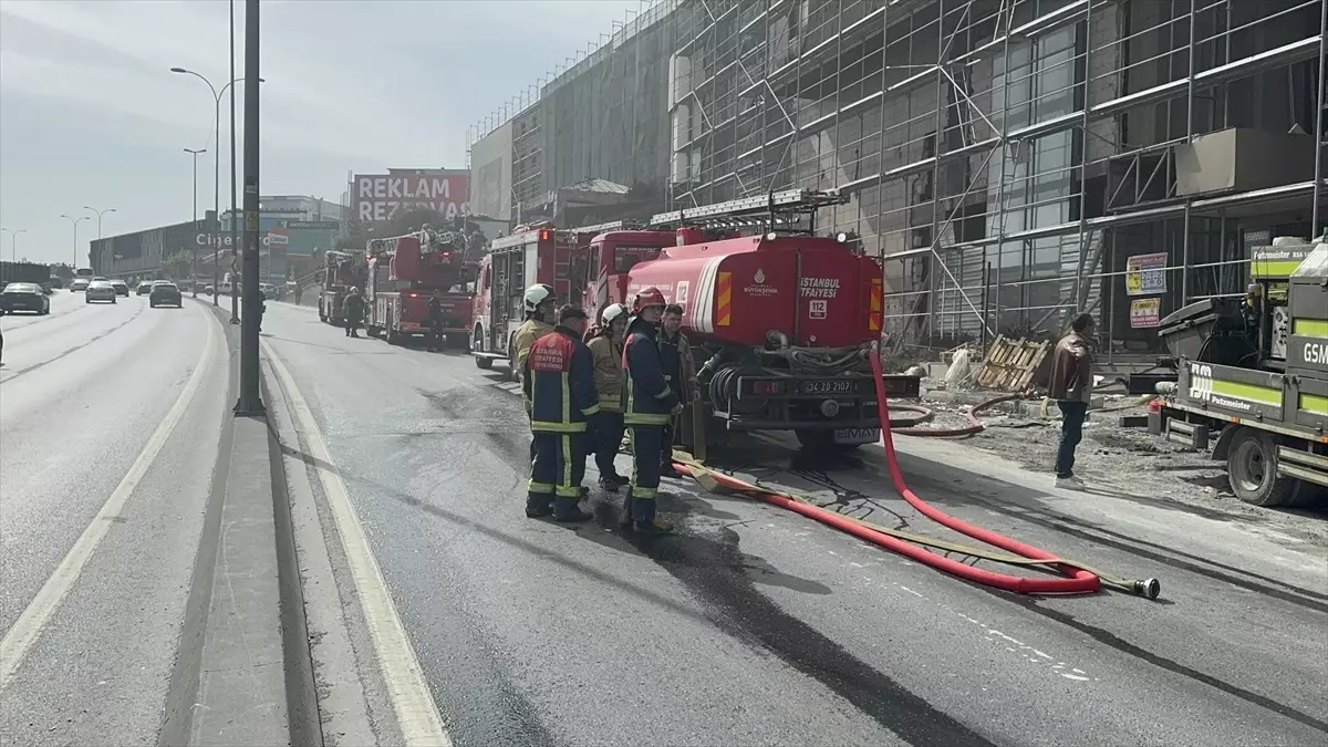 Küçükçekmece’de Yangın: 3 İşçi Dumandan Etkilendi