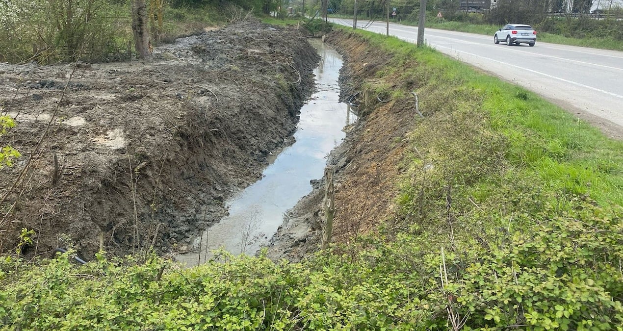 Sapanca Gölü’ne akan derede görülen atık madde temizlendi